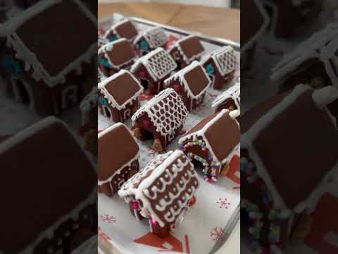 Mini gingerbread houses too cute to be eaten