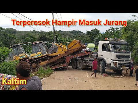 Evakuasi Menegangkan Truk Trailer Volvo Muatan 2 Dozer Terperosok Hampir Masuk Jurang