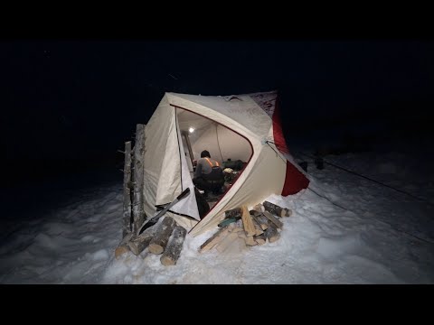 ЗИМА, ТАЙГА И МНОГО СНЕГА! ЖИВЁМ НА ЛЬДУ В ПАЛАТКЕ, КАК ДОМА \ РЫБАЛКА НА ЖЕРЛИЦЫ, УСПЕХ НАПАРНИКА.