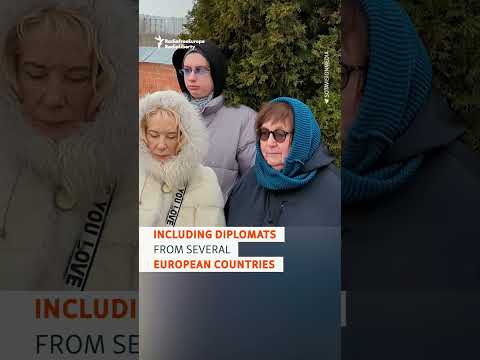 Family Honors Navalny At Moscow Grave On Second Death Anniversary