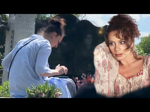 дочь актрисы Любови Полищук в день памяти на могиле матери / Троекуровское кладбище