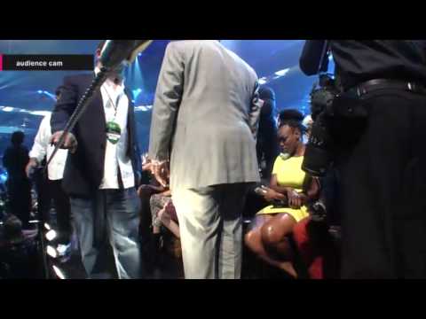 Niall and Taylor kiss/hug and talk @ VMAs