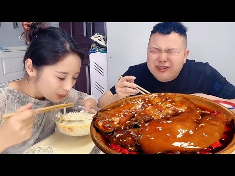 蠢老公的大肘子太香了！趁他倒水偷吃+鸡腿加芥末，看他辣哭太解气！【九零后夫妻】