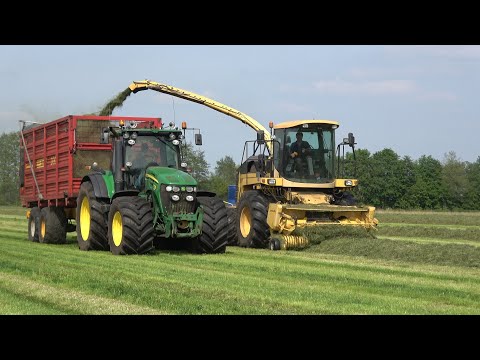 Gras hakselen - New Holland FX450 met 2 John Deere trekkers en Schuitemaker silagewagens (2024)