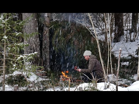 Preparing For a Cold Winter Night | Perfect Shelter For Winter Camping in Snow