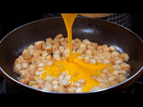 豆腐切小丁，下锅煎一煎，倒入鸡蛋液，这是我家孩子最爱吃的豆腐做法，又香又下饭#like #cooking #recipe