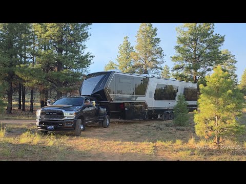 Кемпинг с домом на колёсах в лесу.