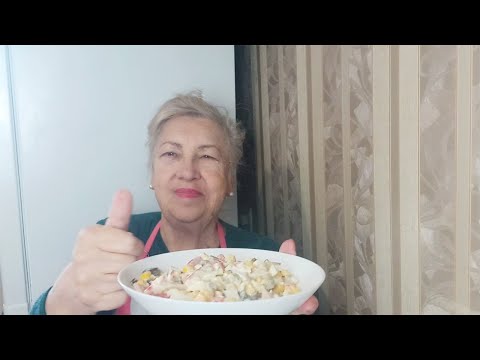 Готовим всеми любимый салат.Ингредиенты совсем простые.Получается очень вкусно.