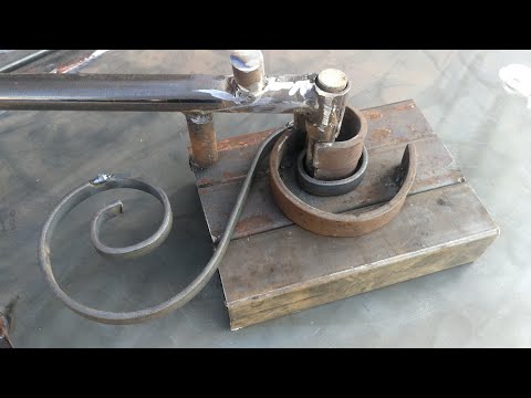 Learn the easiest way to roll and bend iron to make an ornament