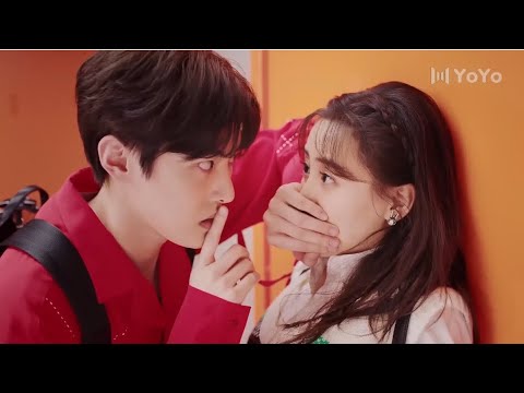 A girl meets a popular super idol in the restroom, and a different kind of romance begins.