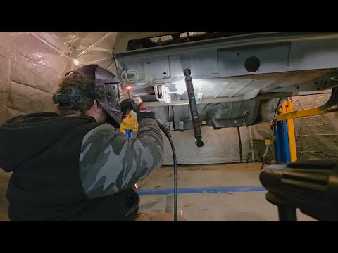 Continued work on the blinkers and welding of the trunk floor