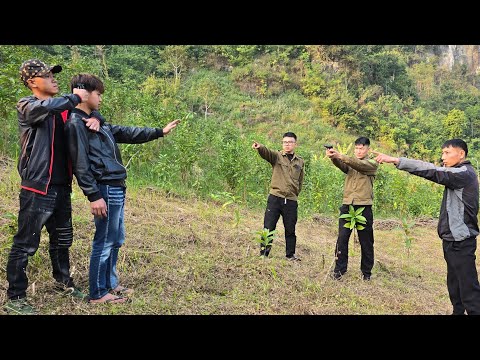 Officer Tiến is pursuing the criminals. Hải attacks his subordinate to erase evidence.