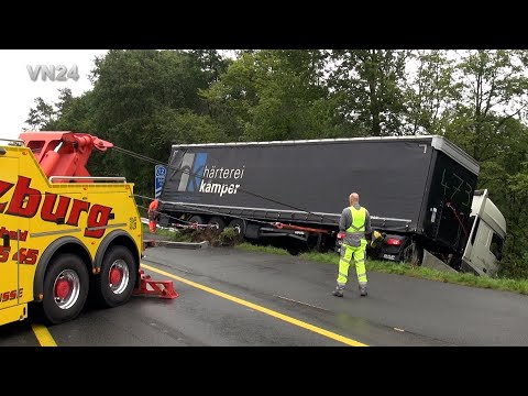 04.09.2024 - VN24 - LKW rutscht in einen Wald - Neuer Abschleppwagen das erste mal in Gebrauch