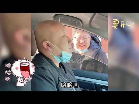 东北搞笑夫妻，在老婆面前装大葱。网友：下次看你还敢吗？