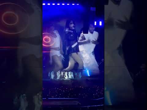 #jennie “with the IE (way up)” live from Barcelona #deadlineworldtour