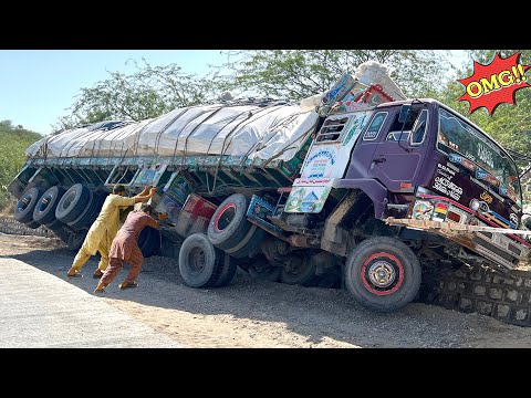 Pakistani Truck Accident! Trailer Crashed on Footpath – Mechanic Rebuilds Everything on Road