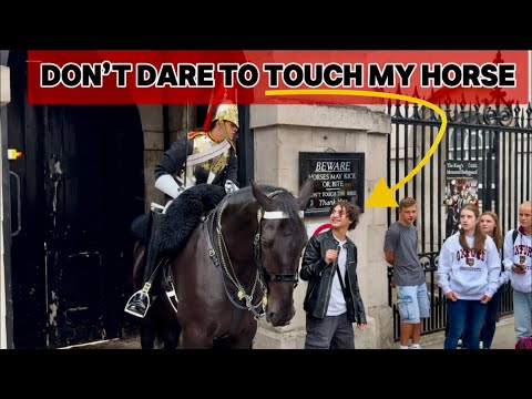 NOT ALLOWED 🚫TEENAGER DOES THIS! RUDE IDIOT DISRESPECTS the king’s Guard