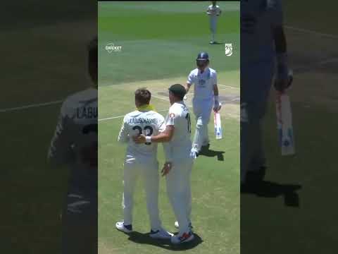 🚨 Screamer alert! 🚨 Labuschagne takes an all-timer! #Ashes