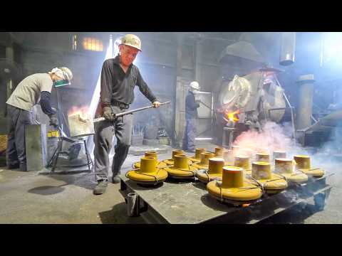 A long-established Japanese factory that mass-produces bronze ingots with skilled craftsmanship.