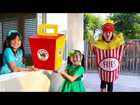 Emma & Jannie Pretend Play w/ Squishy Hamburger Fast Food Drive Thru