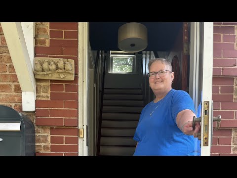 Chatting with Brenda…join me in her magical home. The queen of sampler’s gives a tour.