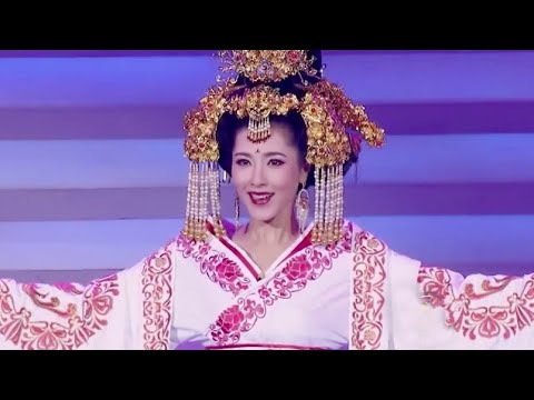 曾黎戏腔火了!《梨花颂》一开口太惊艳,不愧是专业的,场下郭德纲都听入迷了【春晚】