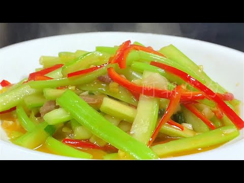 炒西芹不要焯水或者直接下鍋炒，多做兩步，營養豐富，好吃又下飯【阿朝哥美食 】#炒西芹技巧 #西芹家常做法 #西芹怎麼炒才好吃 #家常快手菜 #西芹炒法訣竅