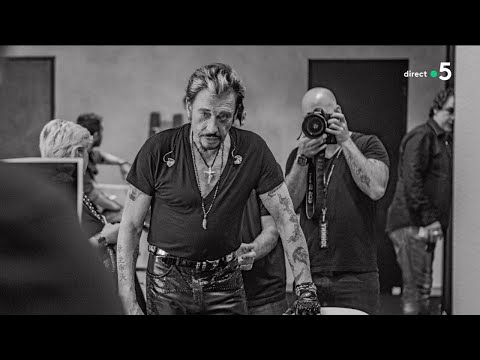 Une année sans Johnny, ses proches témoignent - C à Vous - 04/12/2018