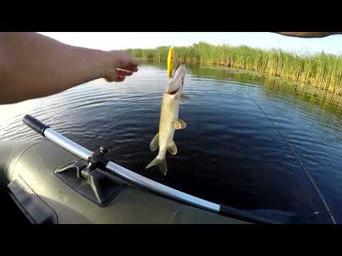 Рыбалка на озере Мултак. Ловля ЩУКИ. Как отремонтировать лодочный НАСОС, если сломалась ПРУЖИНА!