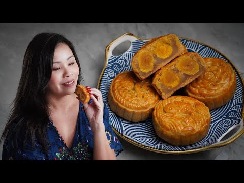 Classic Cantonese Mooncake with Double Yolk Lotus Seed Paste 双黄莲蓉广式月饼