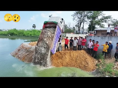 WOW!! Truck OMG!! Everything happens in seconds, very dangerous, keep safety first