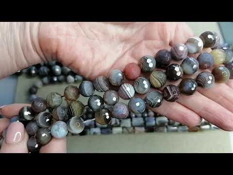 БУСЫ, КУЛОН И СЕРЬГИ из АГАТА БОТСВАНА.