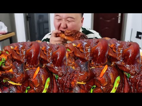 My father-in-law brought four beef trotters, and Aqiang made braised beef trotters.