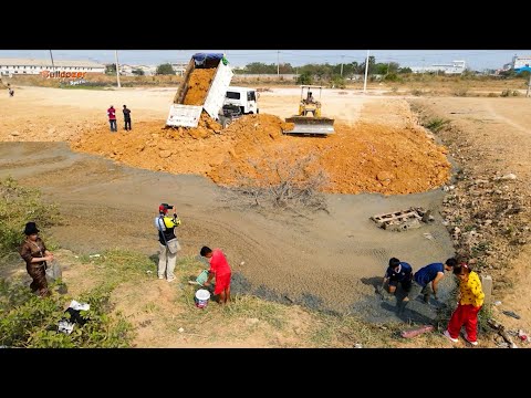 Landfilling Full Processing Complete 100 by skiller Operater Bulldozer komatsu D 37p and Dump truck.