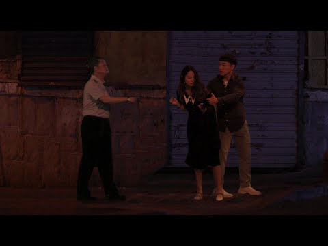 If people see a drunk girl in danger at night, what will they do?女孩夜晚遭陌生小伙拖拽，路过大叔将她护在身后：别怕，叔叔保护你