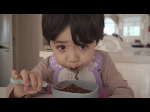 (SUB) 엄마 몰래 아빠랑 짜장면 먹는 로운이 (Ro Woon who is eating jajangmyeon with dad without his mom knowing.)