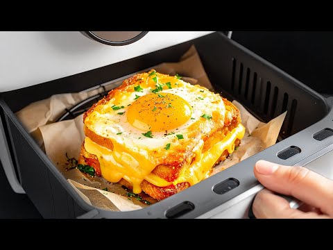 God, this is delicious! Simply scramble two eggs with bread in the air fryer!
