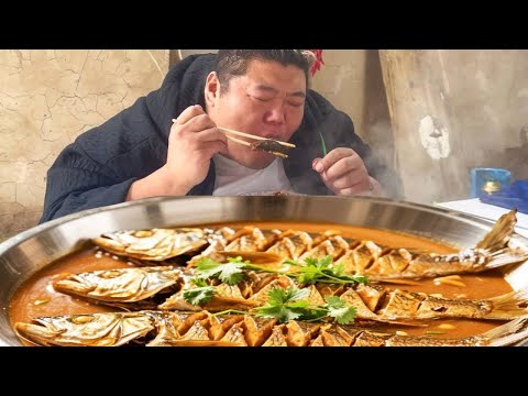 超生猛性价比！120块狂炫20条鲅鱼，猴哥炖满一锅狂嗦！【胖猴仔】