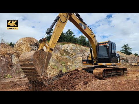 ตัวน้อยแต่ 100 แรงม้าครับ 💪💪💪 รถแบคโฮ CAT 313D2 GC ขุดดินเริ่มเจอหินงานนี้ยังผ่านสบาย 👍👍👍