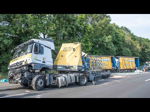 19.05.2022 - LKW mit Glasflaschen fährt in Stauende - Auflieger bricht auseinander
