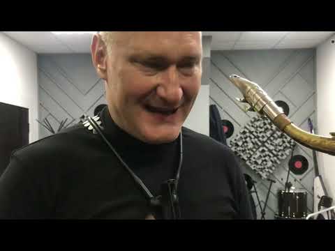 Не звук,а визг на саксофоне. Скрипит и киксует. Если у вас так же,то смотрите это видео!