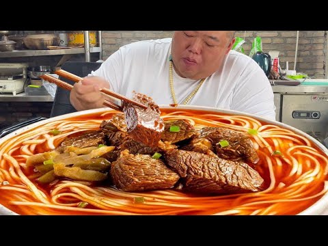 After 40 years of eating beef Lamian Noodles in the old shop  Monkey didn't get used to it at all.