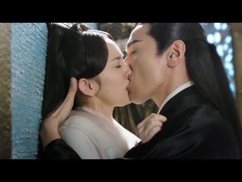 The prince press his charming wife to the wall side to kiss wildly