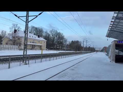 Walking on a snow-covered road | Relaxing and unwinding on the weekend