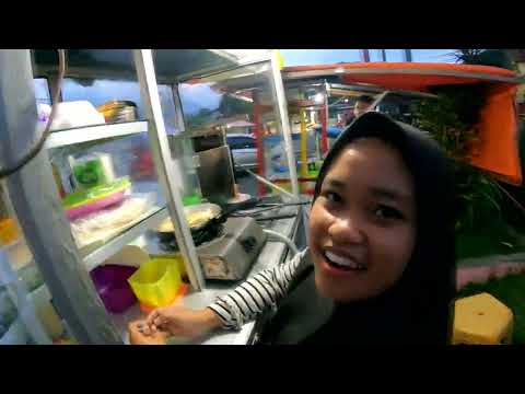 印尼中爪哇镇上的傍晚小吃，种类真多，很多没见过的小吃。不知道先品尝那种了 590