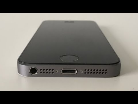 Using Iphone SE 1st Gen in 2025 - REAL REVIEW #iPhoneSE #RetroTech #TechReview