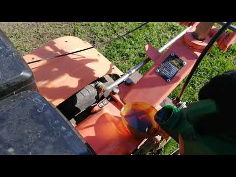 Changing the oil in the gearbox of a walk-behind tractor. What should the oil level be?