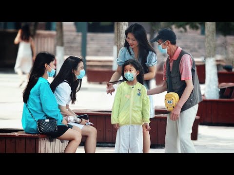 Old Man Doesn't Know How to Tie Granddaughter's Hair | Social Experiment 看见不会帮孙女扎头发的爷爷,路人一把将女孩抱到自己腿上