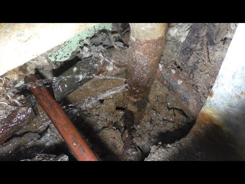 Сгнила труба на холодной воде. Как работает аварийная служба?