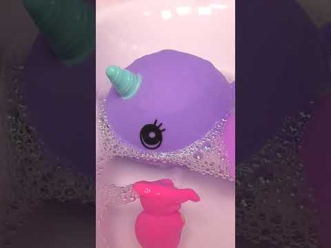 Snowflake bath time - Elsa and Anna toddlers #shorts